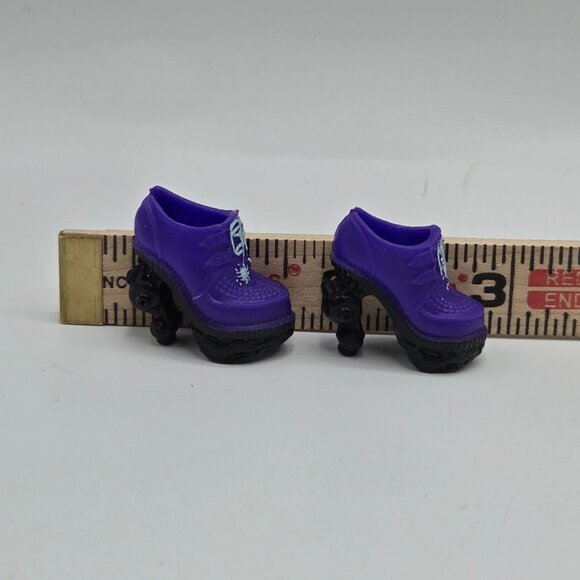 Monster High Doll Twyla 13 Wishes Purple Shoes - Picture 2 of 3